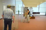 04_navstevnice_vystavy_si_prohlizi_vonny_sperk_-_pomander_-_na_portretu_jany_z_pernstejna_152520.jpg
