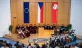 obr-1rektor-univerzity-pardubice-predal-ceny-studentum-i-zamestnancumarchiv-upce.jpg