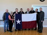 la-grange-ucastnici-vernisaze-darem-honorarniho-konzula-texaskou-vlajkou-190369.jpg