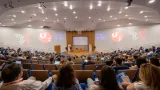 Záběr na univerzitní aulu v průběhu odborného programu