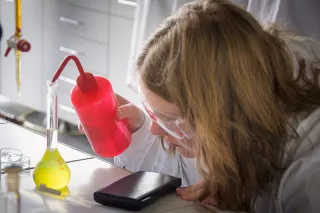 žačka střední školy v laboratoři